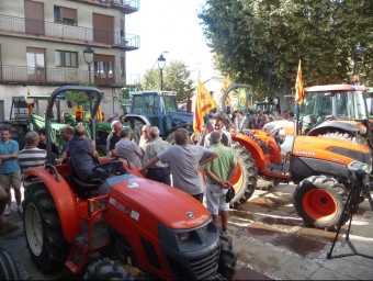 La concentració d'Unió de Pagesos a la plaça de l'Ajuntament d'Arenys de Mar. T.M