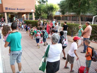 Entrada dels alumnes del Cèsar August de Tarragona, ahir al matí, en el primer dia del nou curs JUDIT FERNÀNDEZ