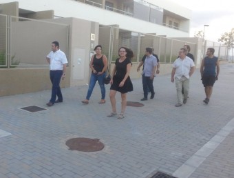Oltra visita amb l'alcalde i alguns militants els habitatges de l'IVVSA. EL PUNT AVUI