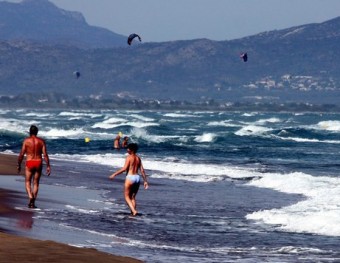 El cos de la banyista va ser trobat a la platja de Sant Pere Pescador, davant el càmping l'Àmfora ÀLEX RECOLONS / ACN