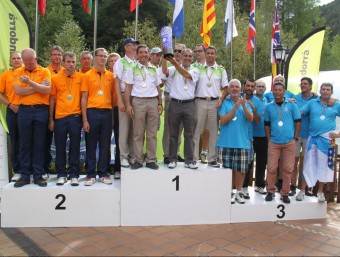 Els jugadors catalans, amb el trofeu de campions, en el podi d'ahir a Andorra FCPP