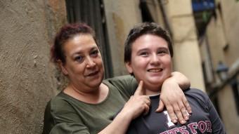 En Manel amb la seva mare, Cristina, ahir al migdia davant de la Fundació de l'Esperança QUIM PUIG