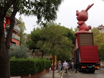 El camió amb el conill de Paul McCarthy, aparcat al carrer Betània de Barcelona QUIM PUIG