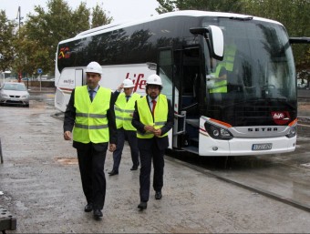 El secretari d'Infraestructures i el gerent d'Hife, l'empresa que explotarà la línia de bus. ACN