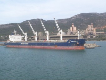 El vaixell de gran tonatge al moll del port industrial d'Alcanar. EL PUNT AVUI