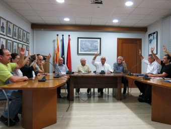 L'alcalde d'Hostalric, Josep Antoni Frias, al centre de la imatge, en la votació d'un ple municipal. f EL PUNT AVUI