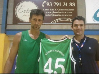 Dani Pérez amb la samarreta que lluirà amb el dorsal 45, la seva edat, al costat del tècnic César Saura X. BALLESTEROS