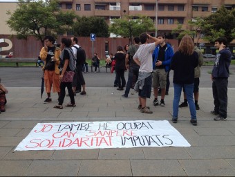 Els concentrats a les portes dels jutjats de Mataró. Foto: E. FERRAN