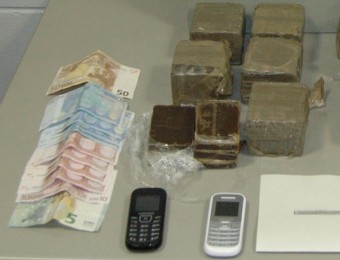 La droga , els diners i els mòbils comissats pels mossos al vehicle del detingut CME