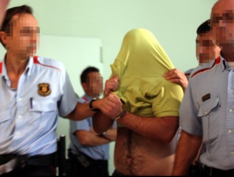 La jutgessa l'envia a la presó, després de passar a disposició judicial a Lleida i passant davant dels mitjans tapant-se el rostre amb la samarreta L.CORTÉS / ACN
