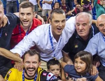 L'entrenador del Noia, Ferran López, amb camisa blanca celebra amb el seu equip el títol de la copa Continental al Palau Blaugrana JOSEP LOSADA