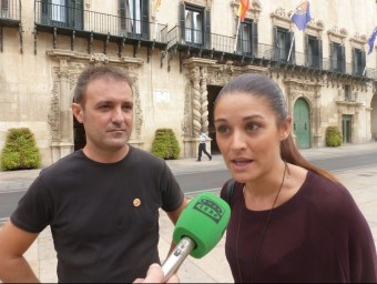 Mireia Mollà fa unes declaracions als mitjans de comunicació acompanyada d'Ignasi Bellido. EL PUNT AVUI