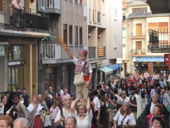 Un aspirant a bandoler, ahir durant la cercavila a Sant Hilari. BOSCOS DE BRUIXES I BANDOLERS