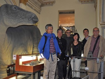 Els paleontòlegs en una sala del Museu. EL PUNT AVUI