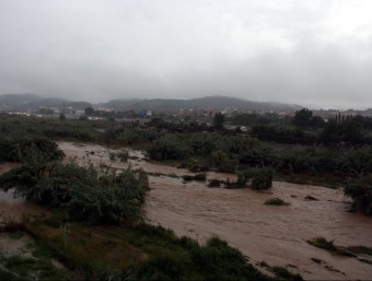 La pluja ha provocat la crescuda del riu Ripoll al seu pas per Ripollet, amb Montcada i Reixac de fons ACN
