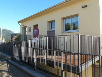 Una vista exterior del nou consultori mèdic, a la zona escolar de Santa Pau. J.C