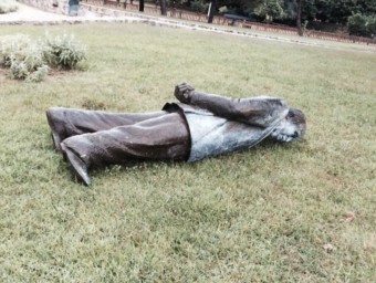 Imatge de l'estàtua de Jordi Pujol a terra, a la zona de Can Verboom de Premià de Dalt. M.J.CANO