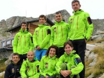 Drets, Nil Cardona, Pinsach, Vila i Sadurní; asseguts, Joan Cardona, Garreta, Riba i Garcia, al refugi de la Colomina FEEC