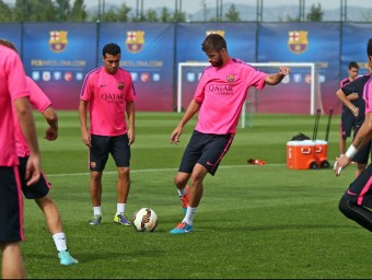 Piqué exercitant-se ahir a la ciutat esportiva de Sant Joan Despí FC BARCELONA