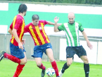 Una jugada del partit entre el Peralada i el Vilafranca MANEL LLADÓ