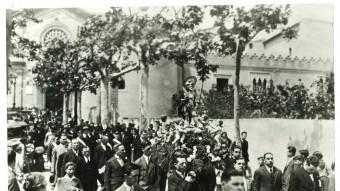 Processó de Sant Anastasi pel carrer del Temple. Museu de Badalona. Arxiu Josep M. Cuyàs 