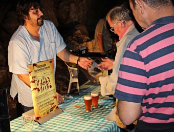 L'acte de presentació de l'Encantada, al davant mateix de la cova de Can Sadurní, a Begues. ICA