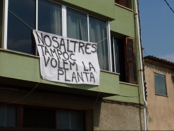 Una pancarta en una casa de Sant Jaume contra del projecte, en una imatge d'arxiu. R. E