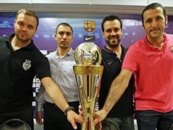 Els tècnics i capitans del Barça i el Petroleros FCBARCELONA.CAT