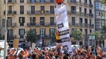 Els Engrescats, els castellers de la Universitat Ramon Llull, van fer un pilar per desplegar la pancarta amb el lema ‘Els nostres drets no cauran' JUANMA RAMOS