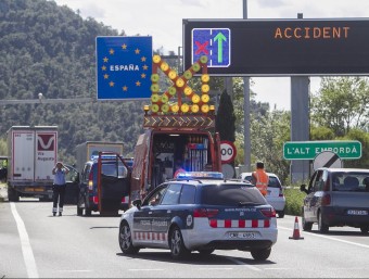 La col·lisió es va produir entre un automòbil amb placa de matrícula francesa i un camió que transportava recanvis per a cotxes al punt quilomètric 0,5 de l'autopista JORDI RIBOT (ICONNA)