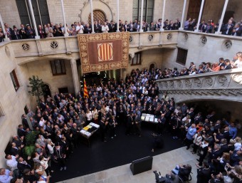 Els alcaldes de 800 municipis van entregar a Artur Mas les mocions a favor de la consulta el 4 d'octubre de l'any passat al Palau de la Generalitat QUIM PUIG