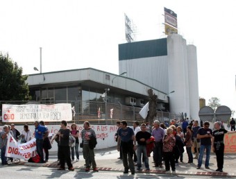 Els treballadors de Panrico concentrats davant de la fàbrica durant una de les protestes ACN