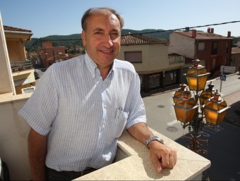 Josep Serrallonga, en l'edifici de l'ajuntament de la Cellera de Ter, en una foto d'arxiu. Deixarà l'alcaldia l'any que ve, després de vint anys a l'ajuntament. LLUÍS SERRAT
