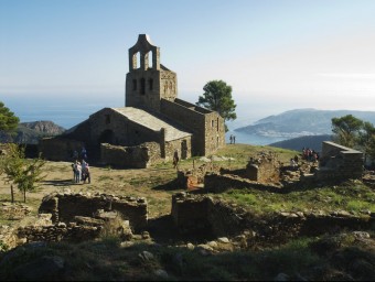 El poblat de Santa Creus de Rodes, situat a tocar del monestir de Sant Pere EL PUNT AVUI