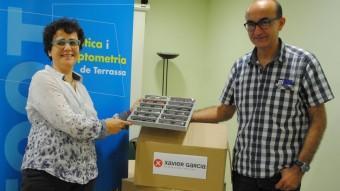 Xavier Garcia fent la donació de les 7.000 ulleres a Núria Tomàs, directora del CUV EL PUNT AVUI