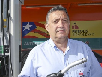 Jordi Roset fotografiat al punt de servei que Petrolis Independents té a Vic.  JORDI PUIG/EL9 NOU