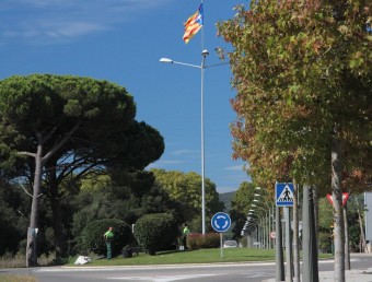 L'estelada que ara oneja a la rotonda d'accés a la Roca de Malvet, en comptes de la de la plaça Catalunya, ahir E.A