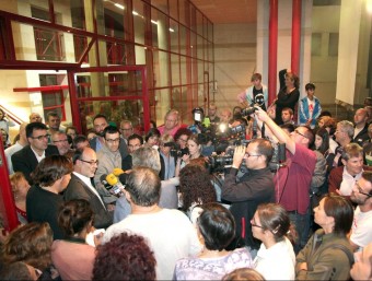 L'alcalde d'Alcanar atenent als mitjans després de l'escorcoll, més d'un centenar de persones el van aclamar. J.FERNÁNDEZ
