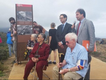 Els participants en la commemoració, al coll de Belitres, on van escoltar el testimoni dels exiliats MUME