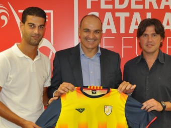 Gerard, Andreu Subies i Roger posen amb la samarreta de Catalunya, ahir a la seu de la FCF RUBÈN MIRÓ