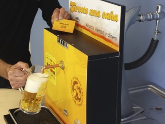 Demostració del funcionament de l'Akrobeer, el dispositiu per adquirir cervesa amb una targeta. EL PUNT AVUI