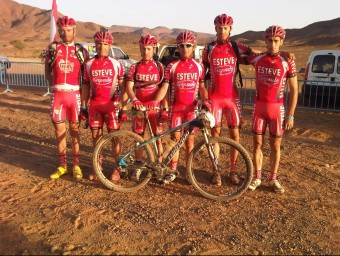 Els ciclistes de Bicis Esteve que van competir en la Titan Desert el 2013, amb triomf individual i per equips B.S