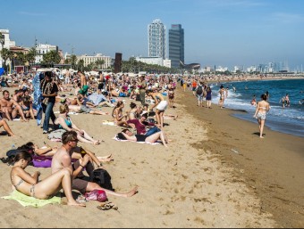 La platja de Barcelona plena l'octubre passat JOSEP LOSADA