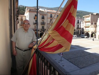 Albert Plana, dijous, en el balcó del seu despatx a l'ajuntament d'Amer, que dóna a la plaça de la Vila JOAN SABATER