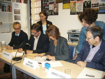 D'esquerra a dreta, Enric Pujol, Alfons Quera, Sònia Martínez i Jordi Font, en la signatura del conveni. M.VICENTE