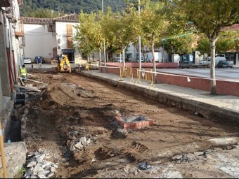 Les obres de l'entorn de la plaça Major han començat pel costat que connecta el barri vell amb la carretera d'Olot J.C