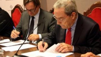L'alcalde de Vic, Josep M. Vila d'Abadal i el patró de l'Obra Social de la Caixa, Jaume Lanaspa, signant l'acord ACN