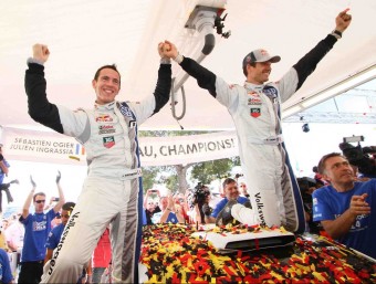 Ogier (dreta) i el seu copilot, Julien Ingrassia, celebren el títol mundial, ahir JORDI BIEL