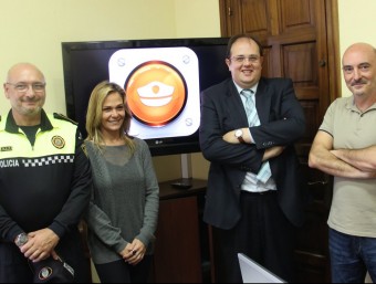 La presentació de l'aplicació es va fer ahir amb la presència del cap de la policia, la regidora i l'alcalde, Estanis Fors. AJUNTAMENT ARENYS DE MAR