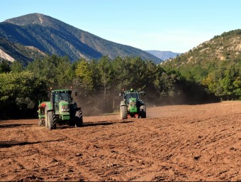Tractors a la reserva de caça deixant les finques llaurades, sembrades i adobades per a les noves pastures M.LL./ ACN